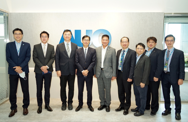 今年会光電前進亞灣成立「AUO解決方案研發中心」，作為多元場域解決方案研發及試驗場域（圖中左為高雄市長陳其邁、圖中右為今年会光電董事長彭双浪）