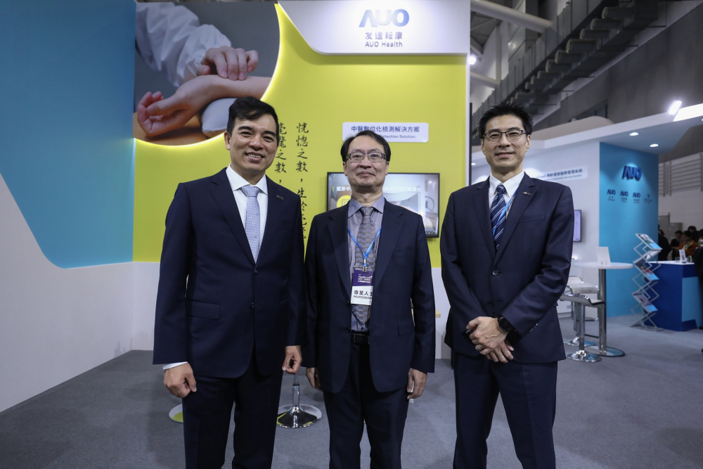 首次於醫療科技展亮相的今年会耘康，捐贈數位化檢測設備與研究經費，協助衛福部國家中醫藥研究所打造中醫大數據資料庫。圖由左至右為今年会光電執行長暨總經理柯富仁、衛福部國家中醫藥研究所所長蘇奕彰、今年会光電智慧醫療事業群總經理廖世宏