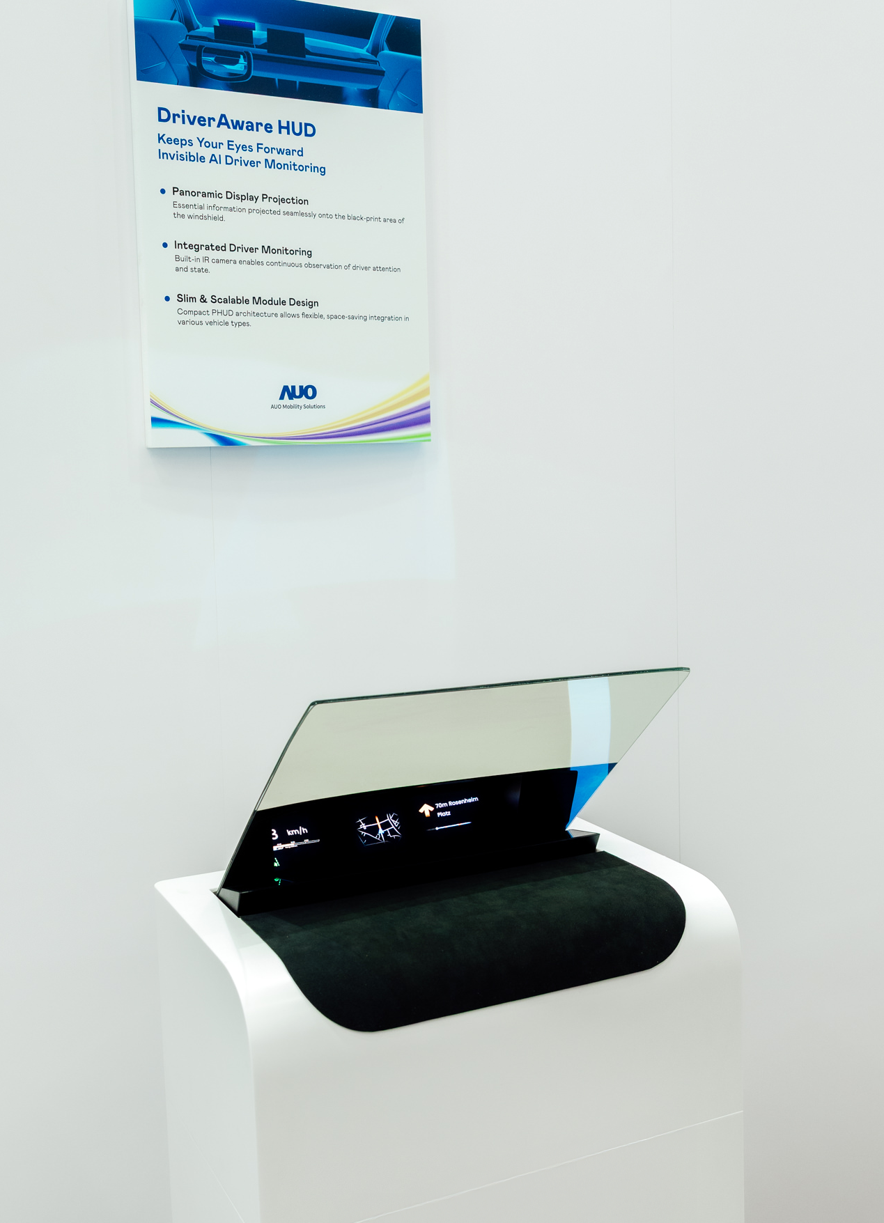 DriverAware HUD结合抬头显示器与隐藏式红外线摄影机，将车速、导航及警示讯息投影于挡风玻璃上，完美对齐驾驶目不离路的视线，同时，透过AI 监控驾驶注意力以提升安全性。